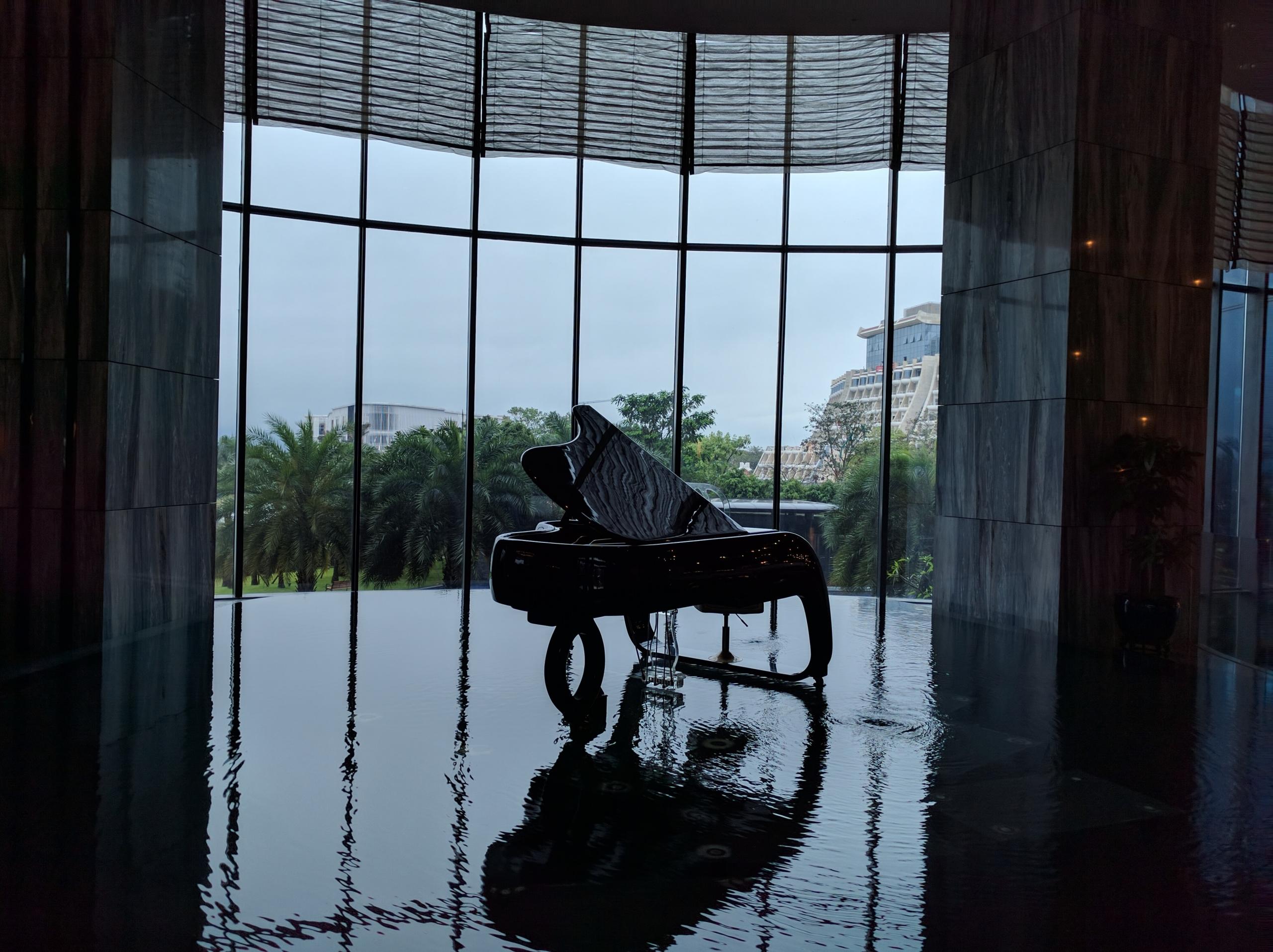 Piano en el medio de una casa.