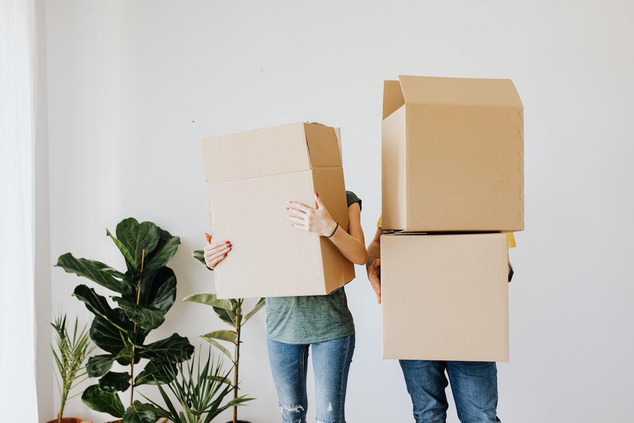 Personas con cajas en una mudanza.