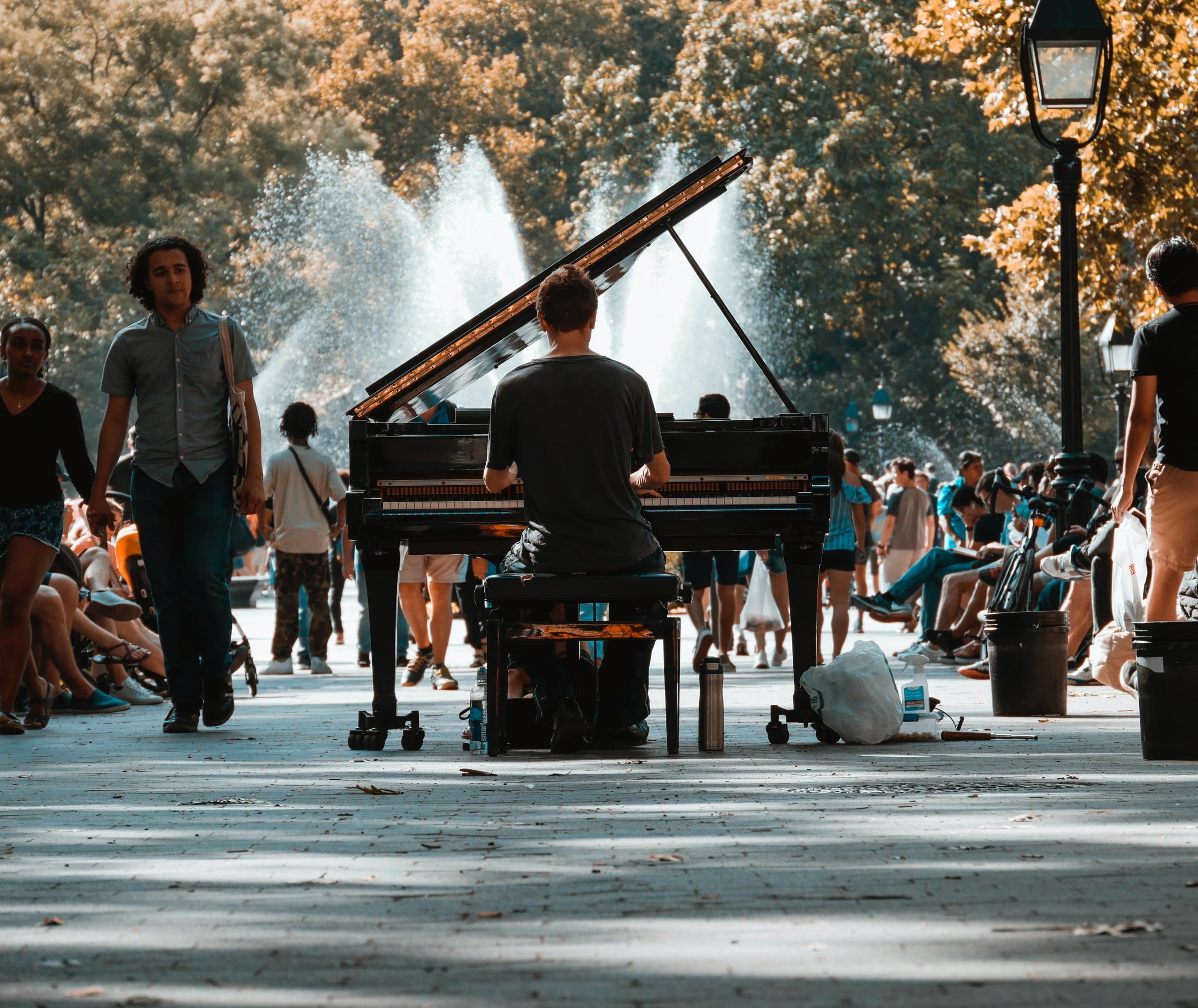 Pianista tocando en público.