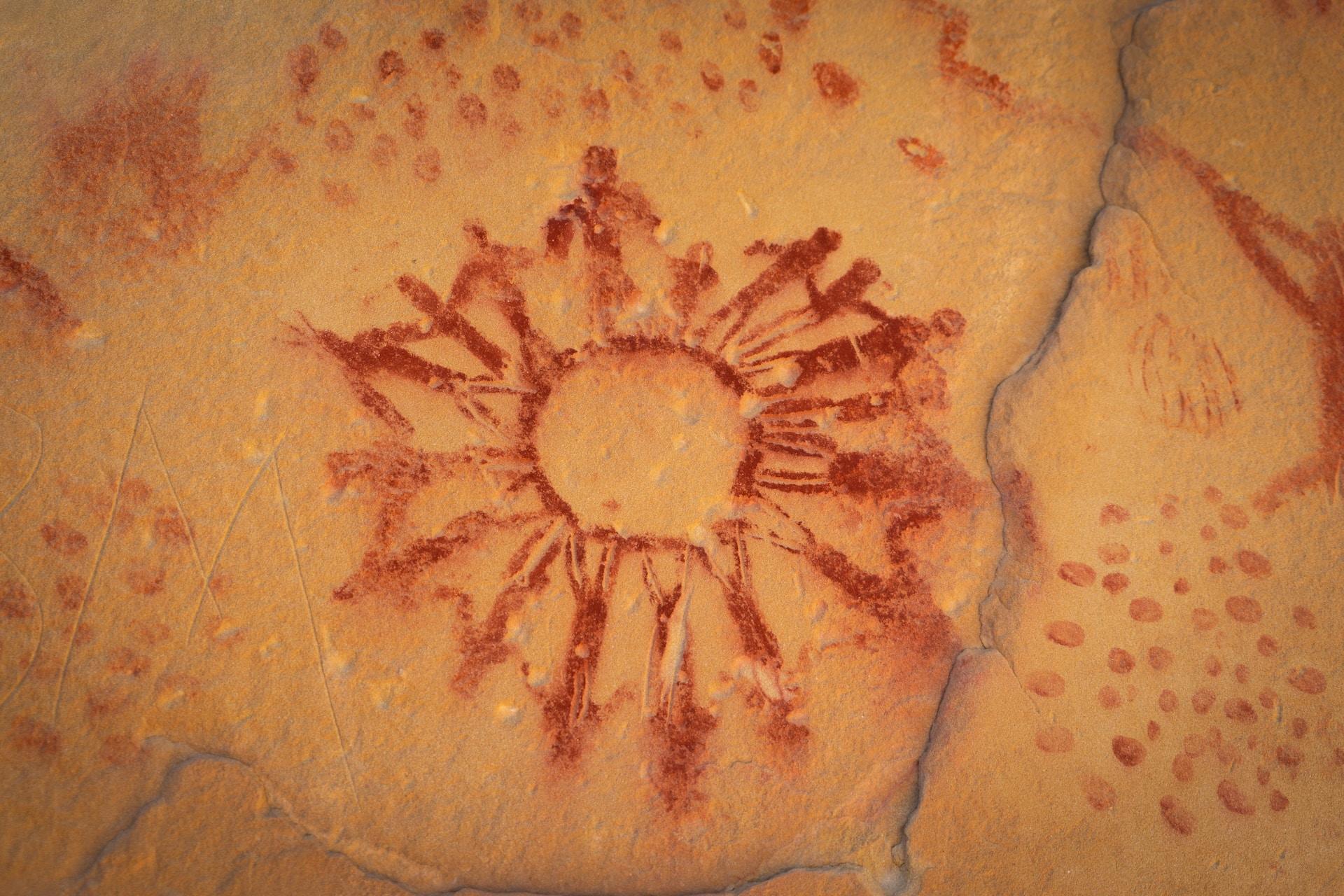 Pinturas rupestres en piedra.