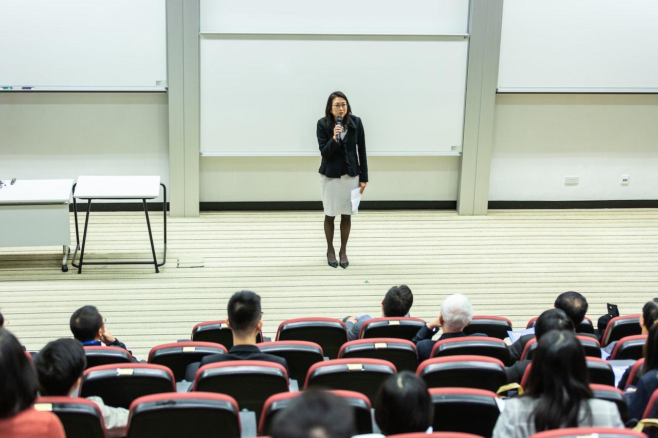 Profesora en un auditorio
