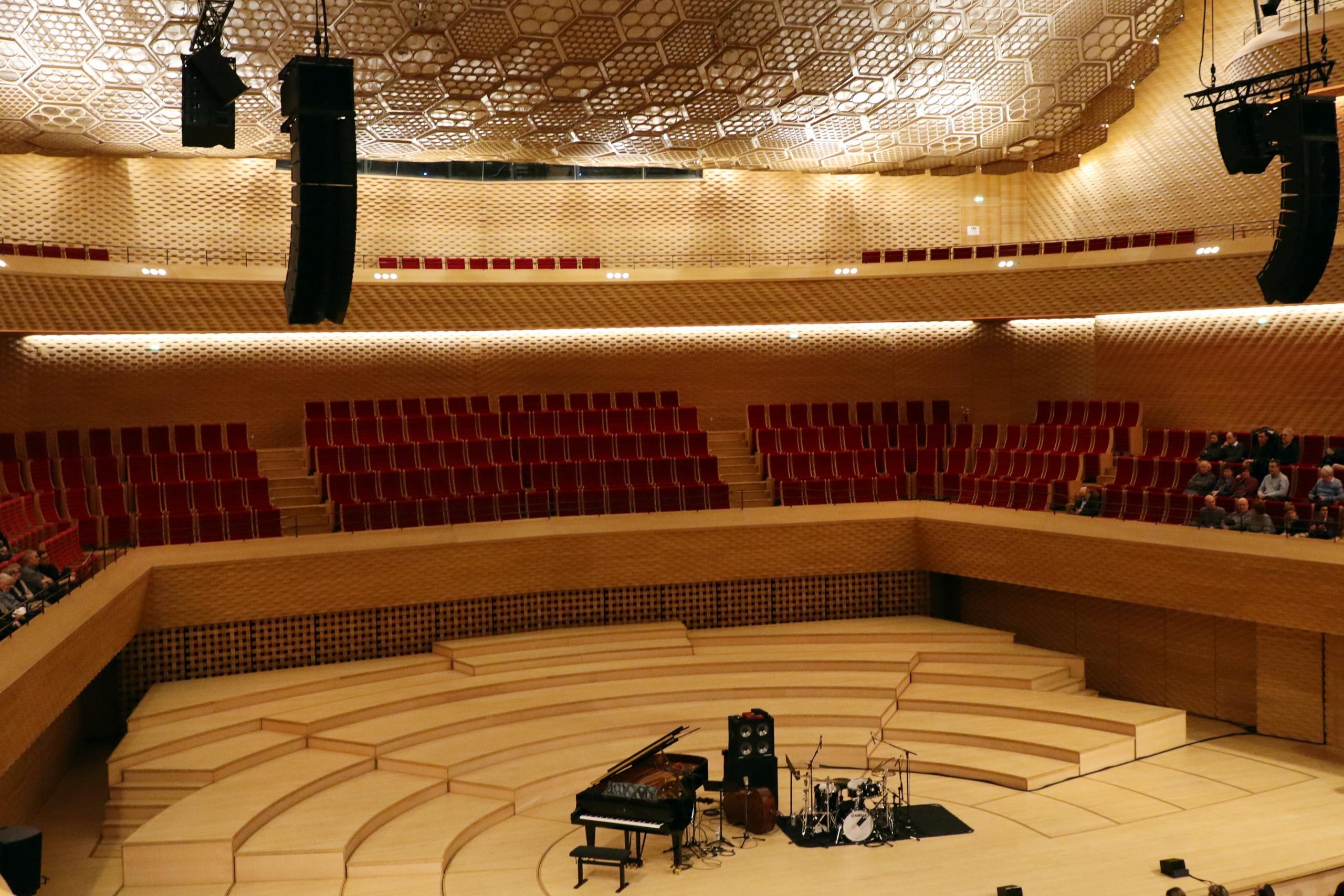 Sala de conciertos de piano.