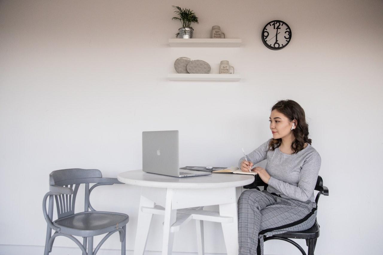 Mujer con computadora y auriculares. 