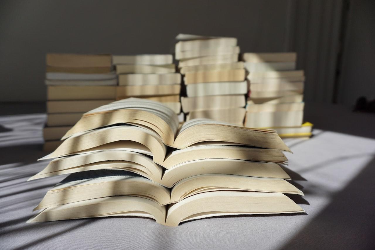 Libros apilados.