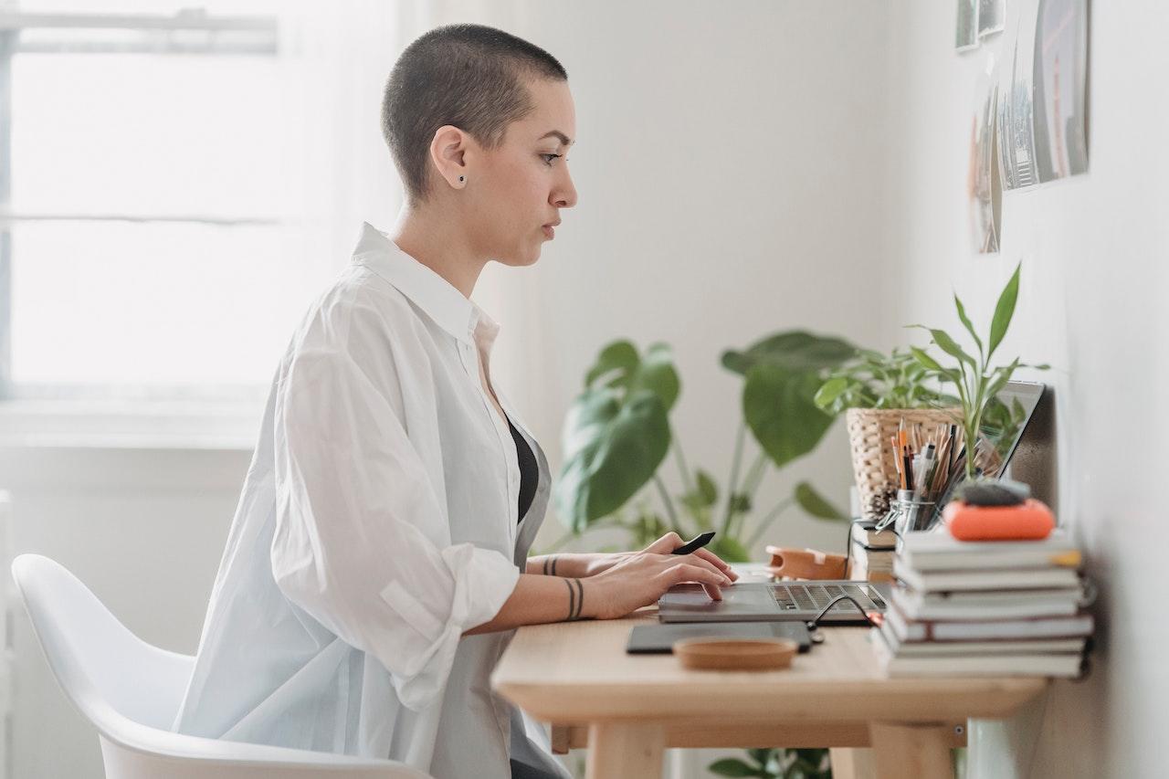 Mujer frente a la computadora. 