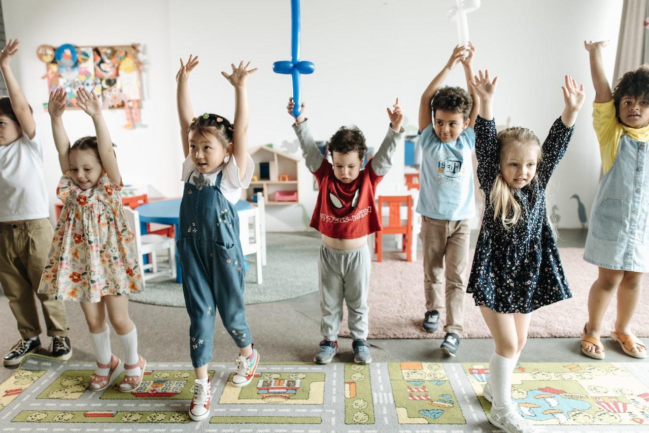 Niños jugando en la escuela. 