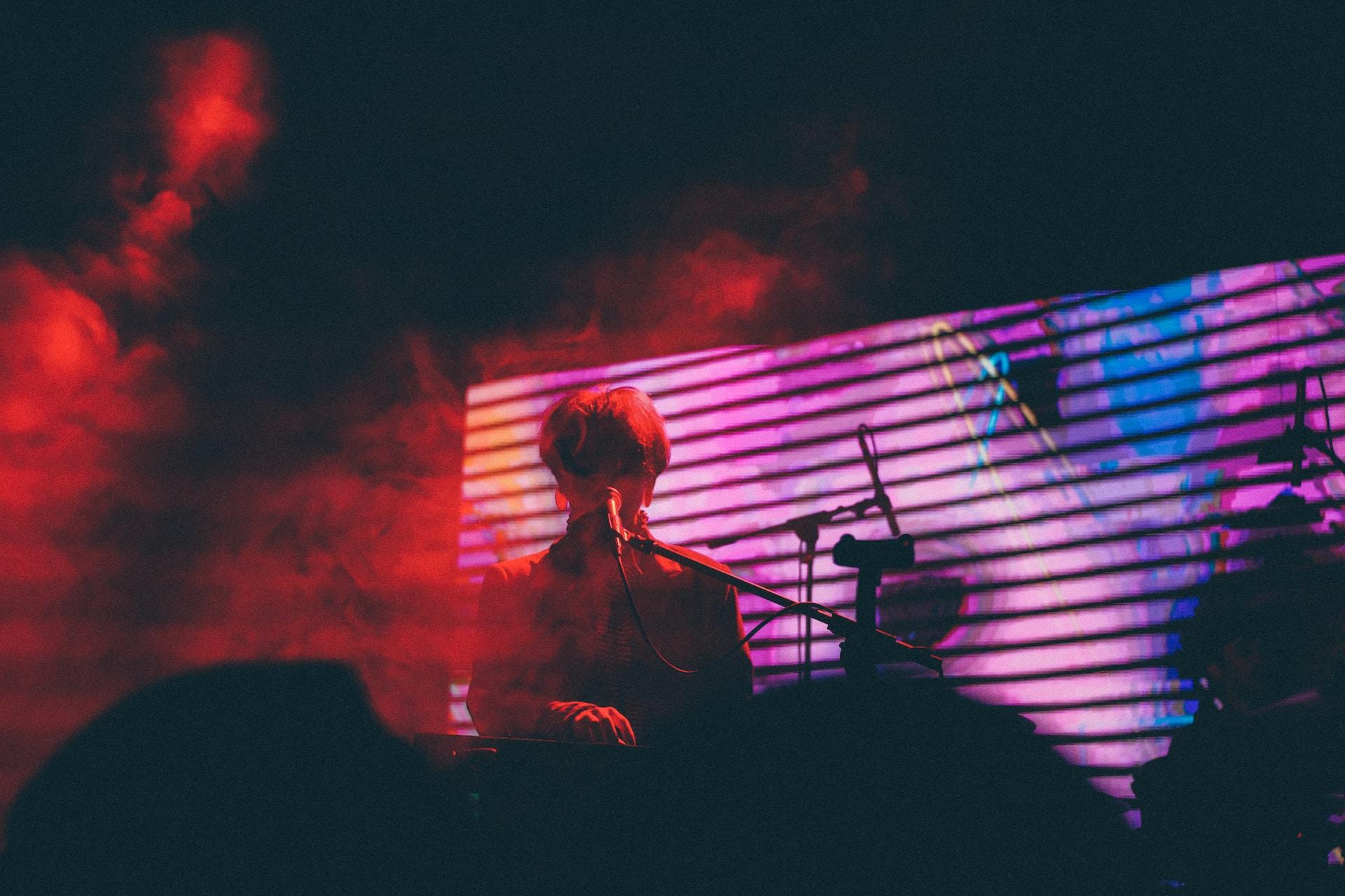 Cantante arriba de un escenario