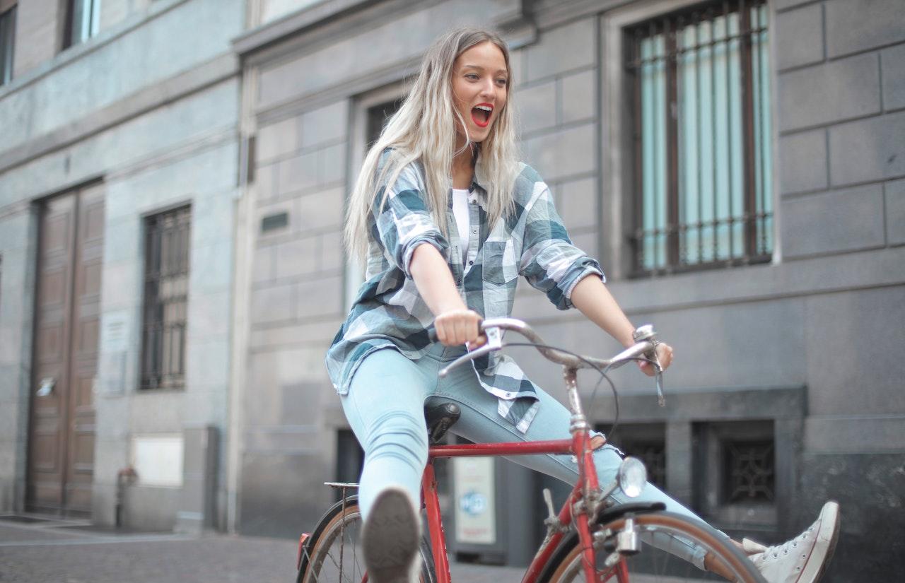 Mujer andando en bicicleta en la ciudad.