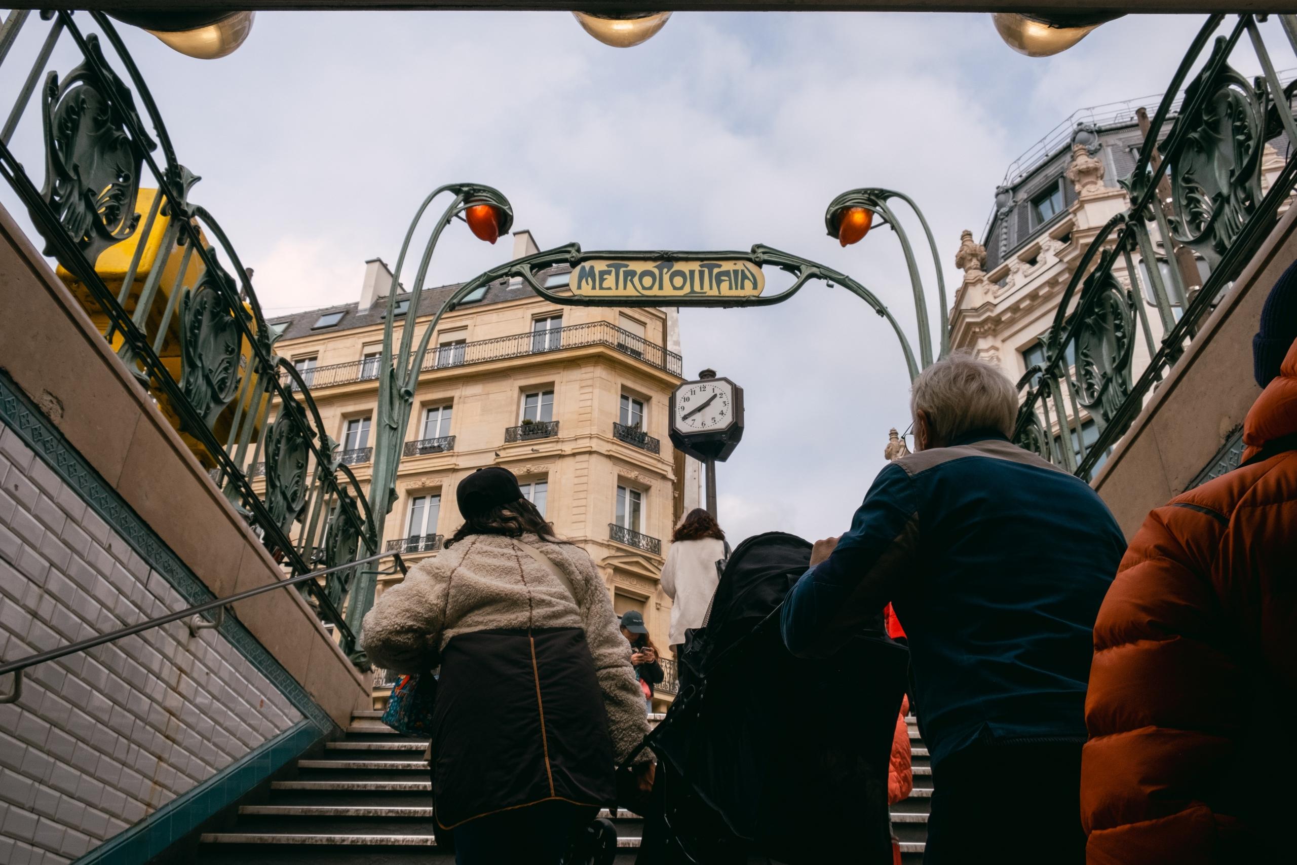Estación de metro parisino.