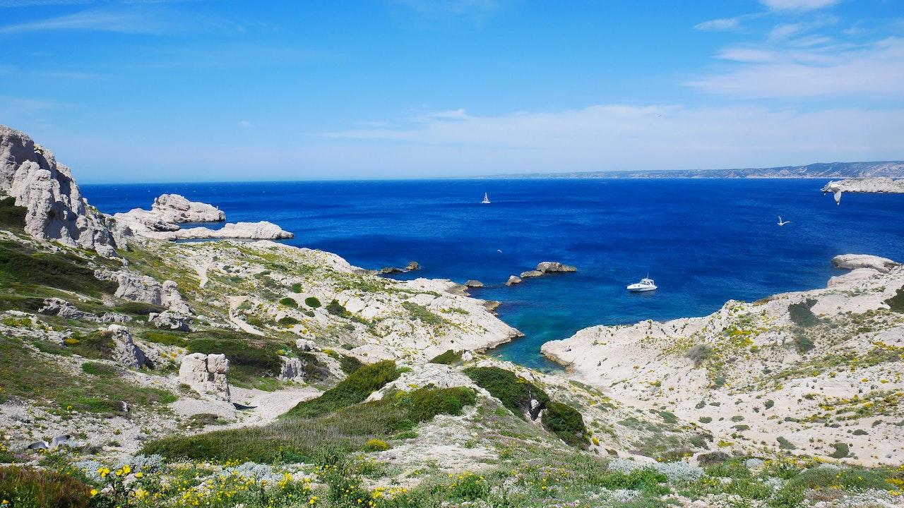 Acantilado y mar de Marsella, Francia.
