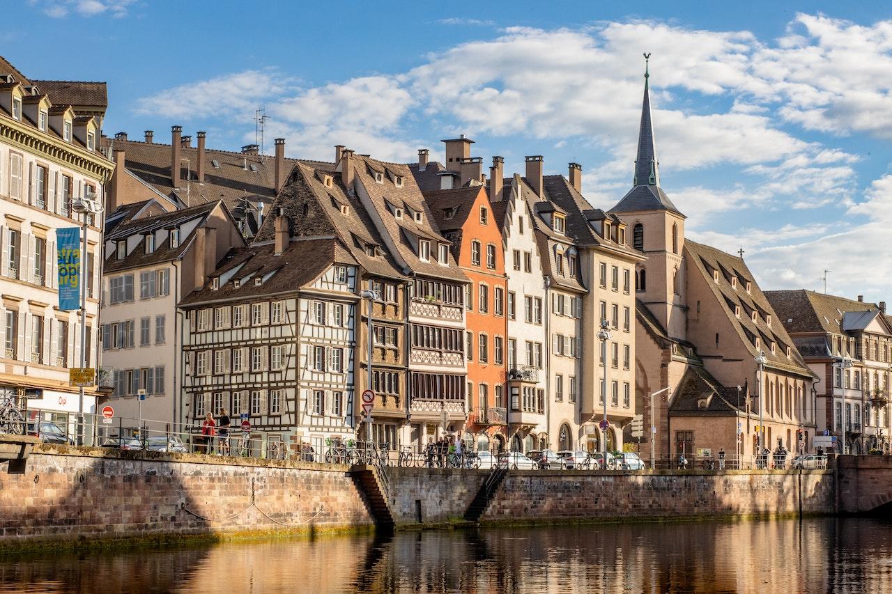 Ciudad francesa con edificios medievales.