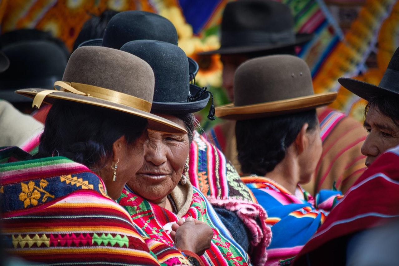Mujeres con ponchos u sombreros