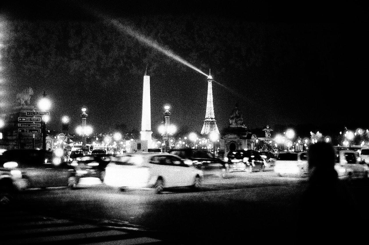 La noche de París en blanco y negro.