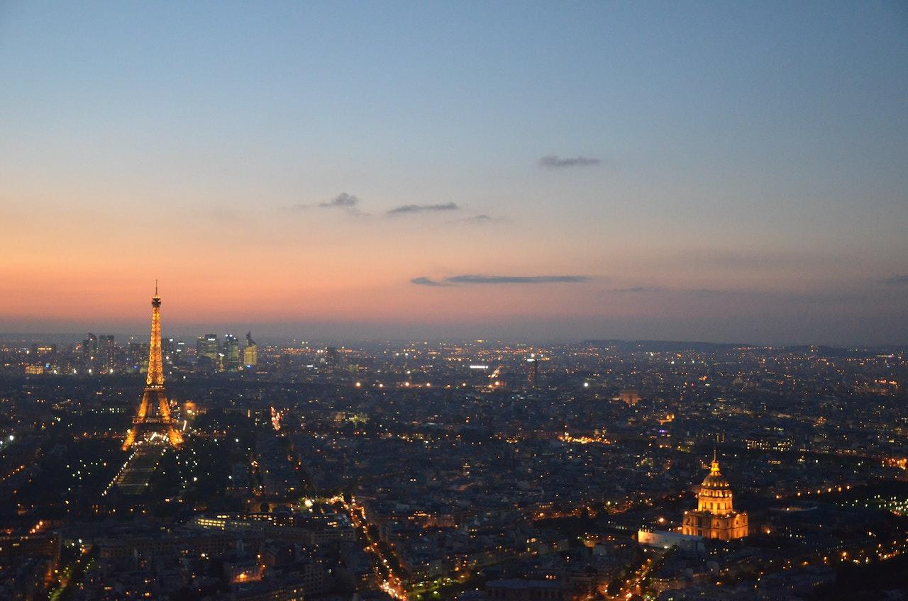 Vista panorámica de París iluminada.