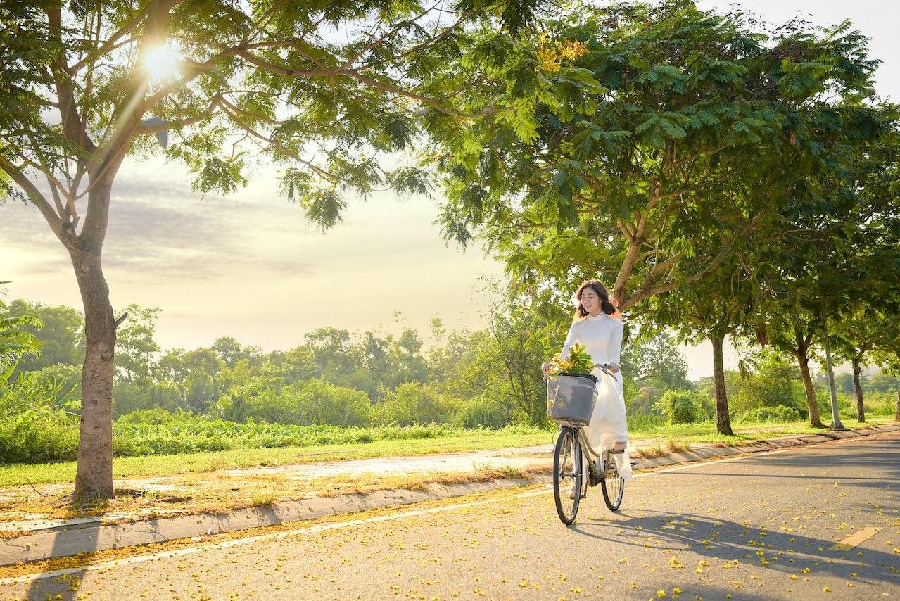 Mujer andando en bicicleta al aire libre.
