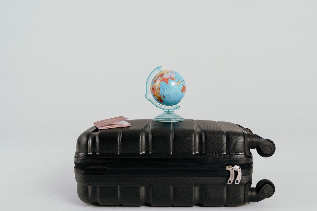 Valija, mapa y pasaporte.
