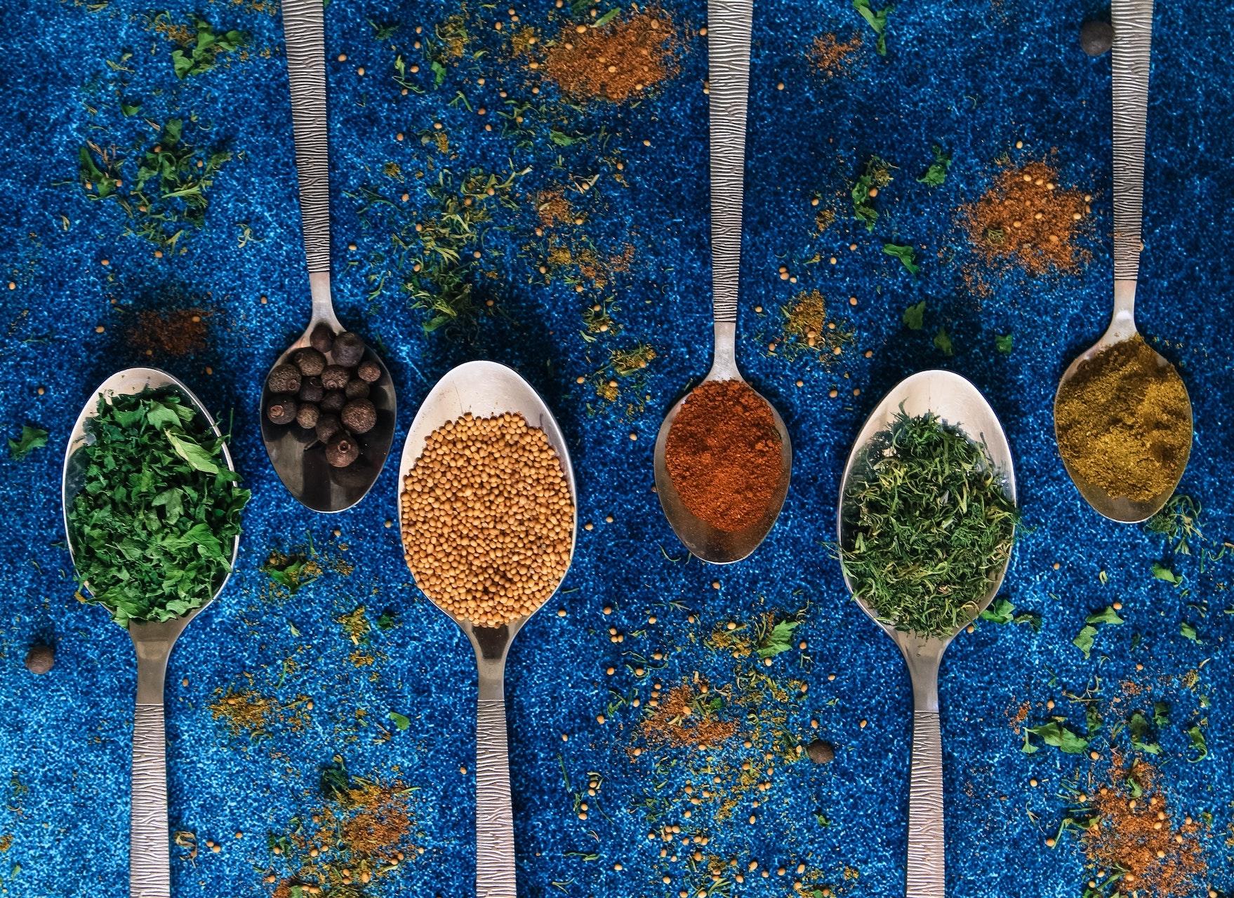 Diferentes ingredientes en cucharas