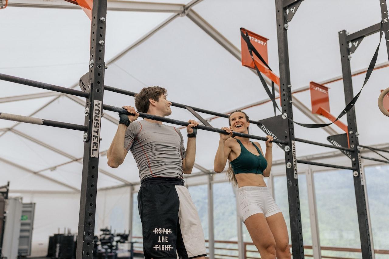 Dos personas entrenando en un gimnasio