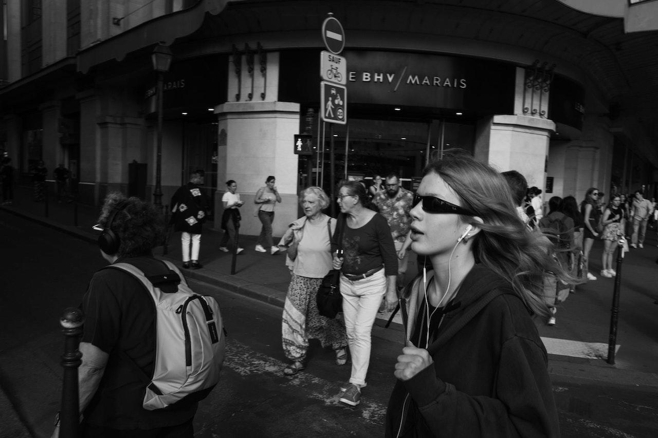 Personas caminando en la calle.