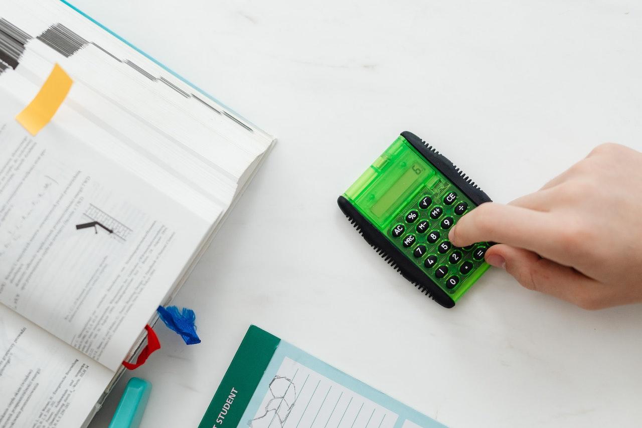 Calculadora y manual de economía.