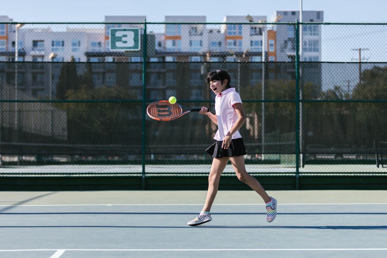 Niña jugando al tennis