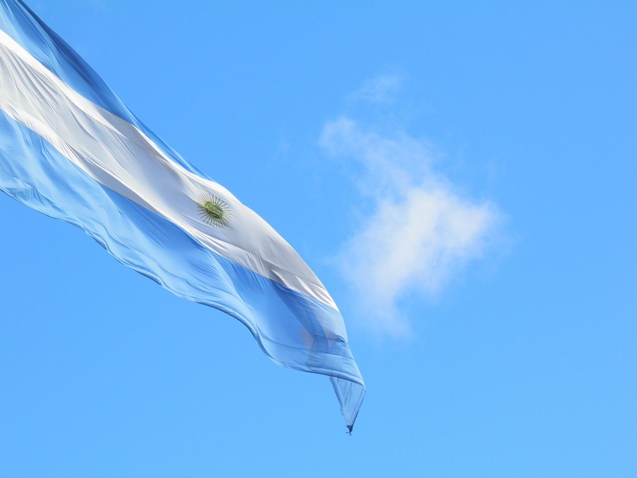 Bandera de Argentina flameando en el cielo celeste.