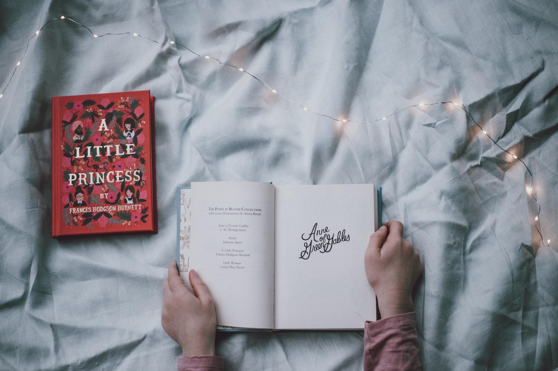 persona abriendo un libro con las manos.