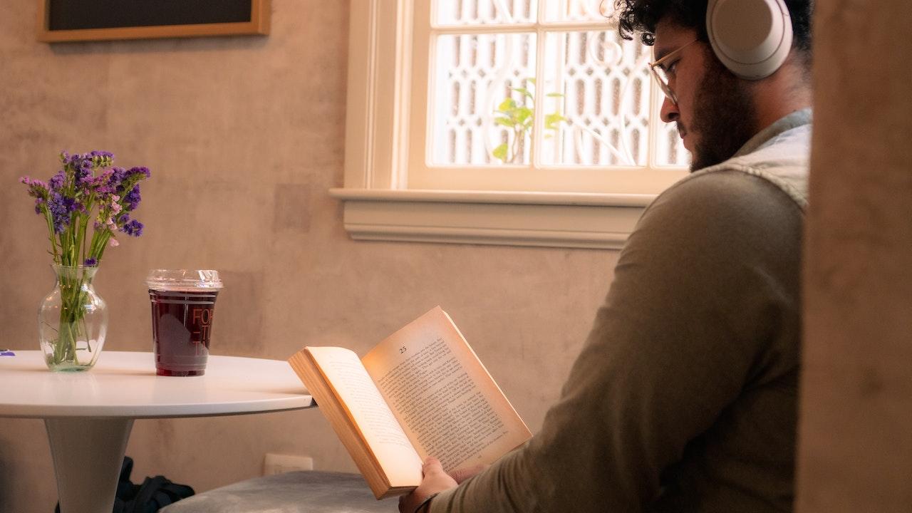 Hombre leyendo en una mesa. 