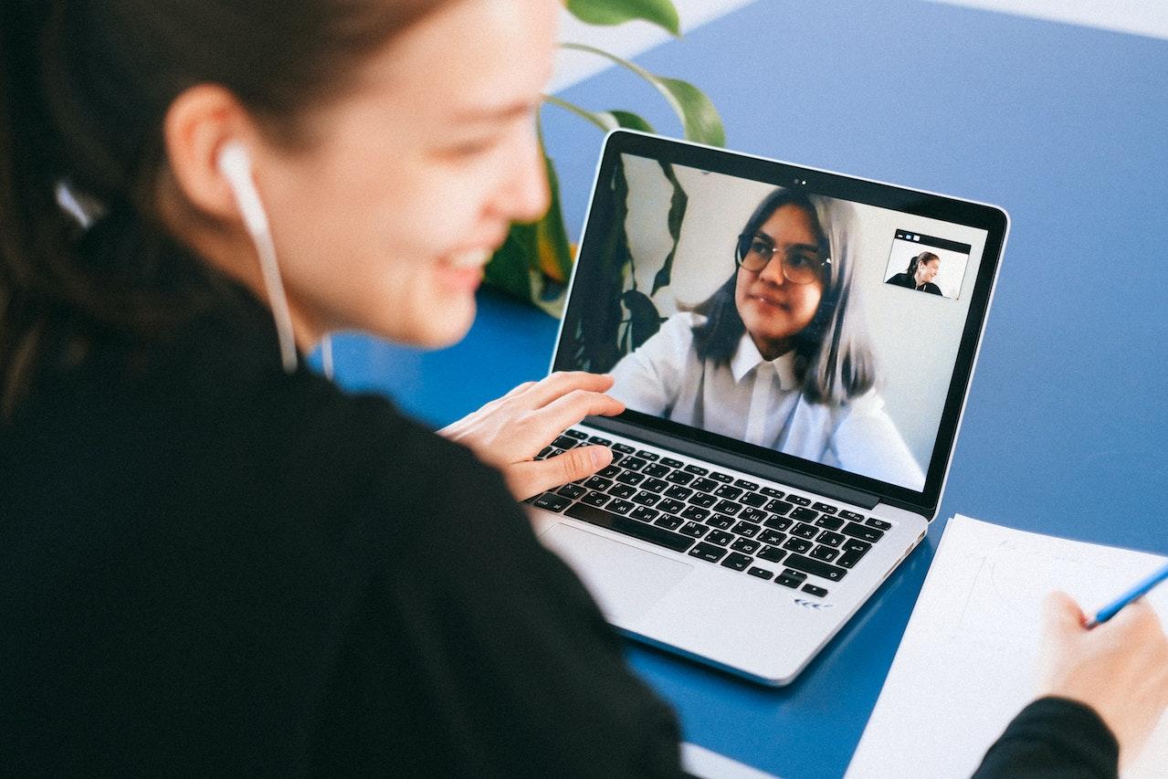 Dos mujeres haciendo una videollamada.