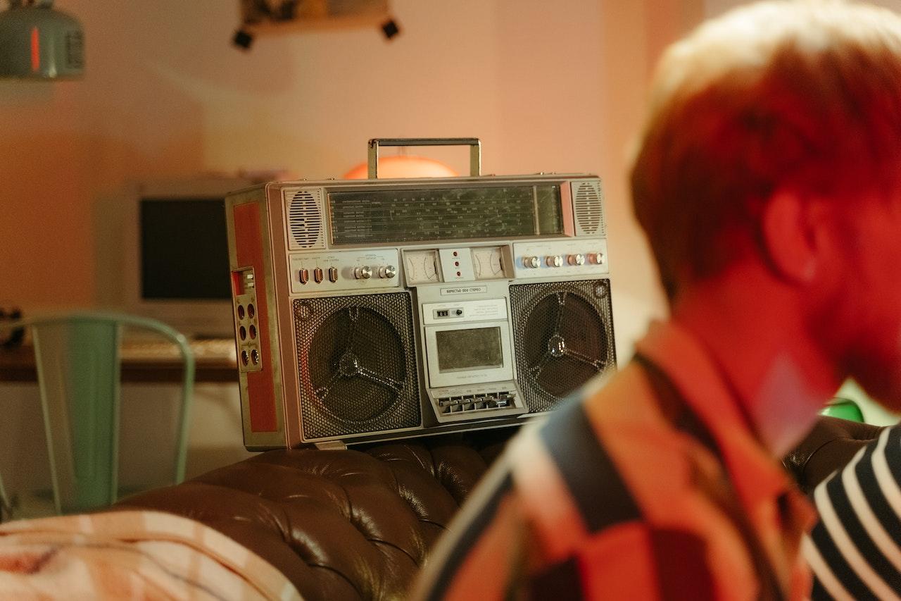 Reproductor de música sobre el respaldo de una sillón.