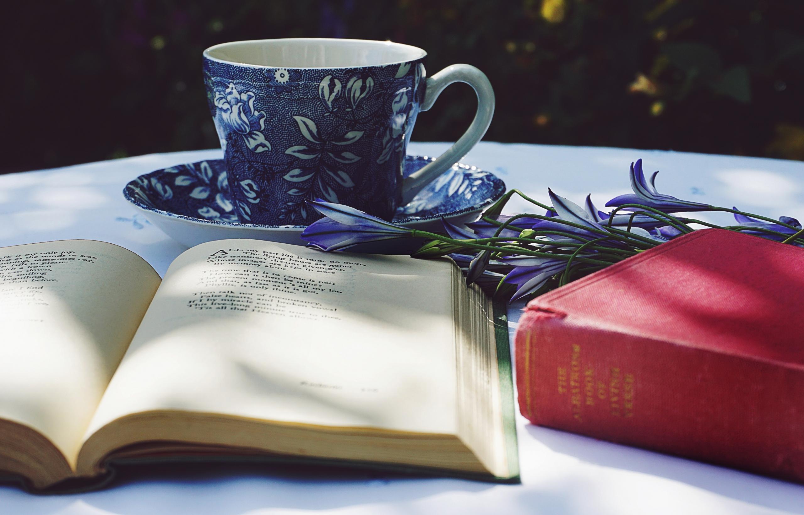 Taza de té con libros sobre una mesa