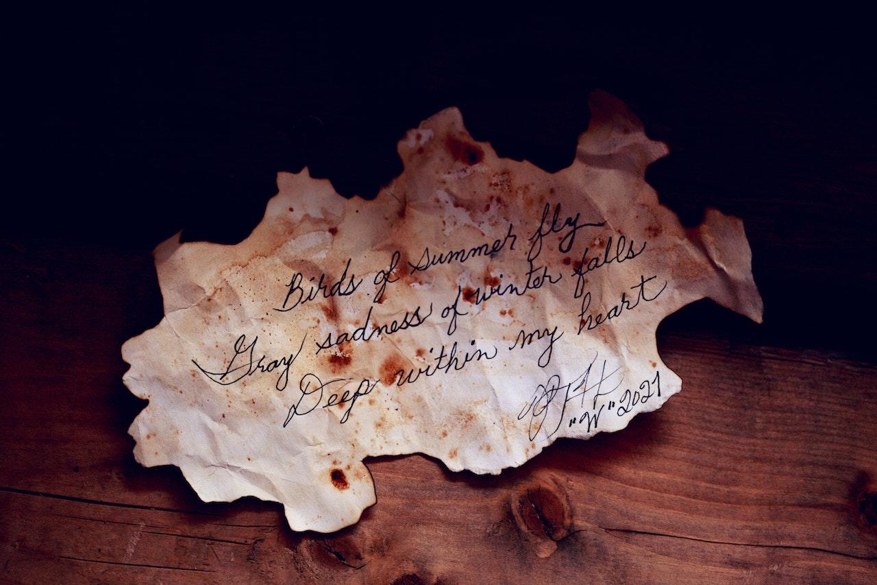 Un papel recortado con un poema.