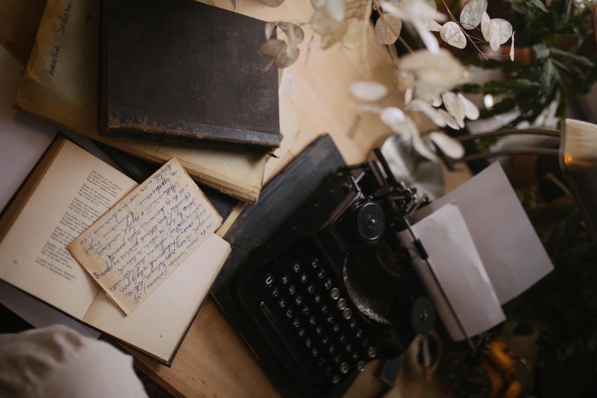 Maquina de escribir, diario intimo, y lápices.