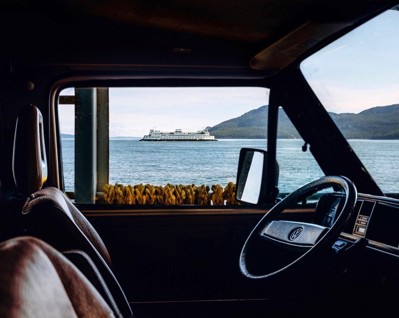 Auto antiguo en la costa