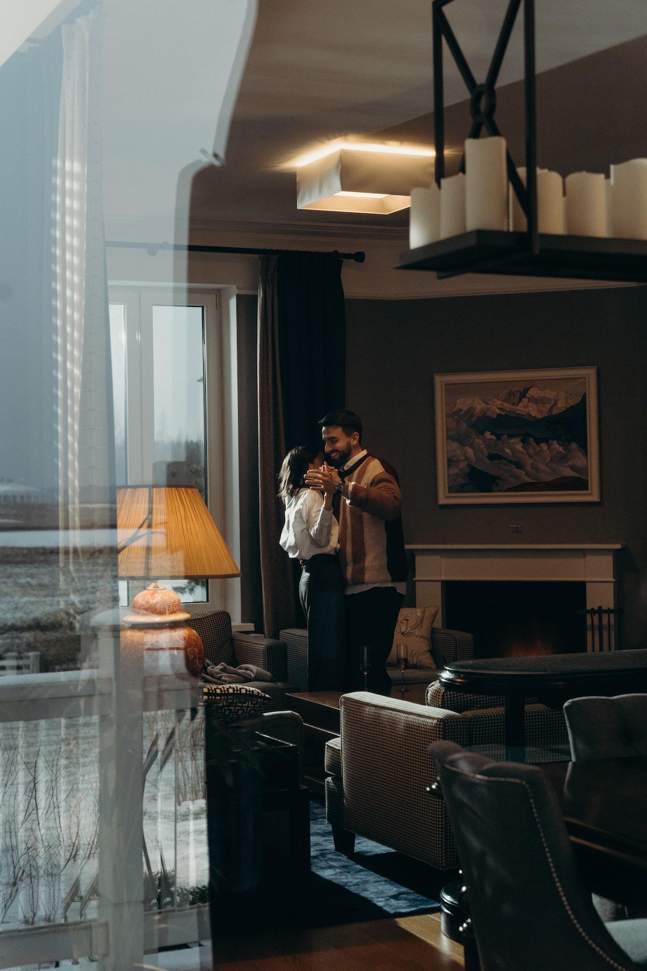 Pareja bailando en la casa