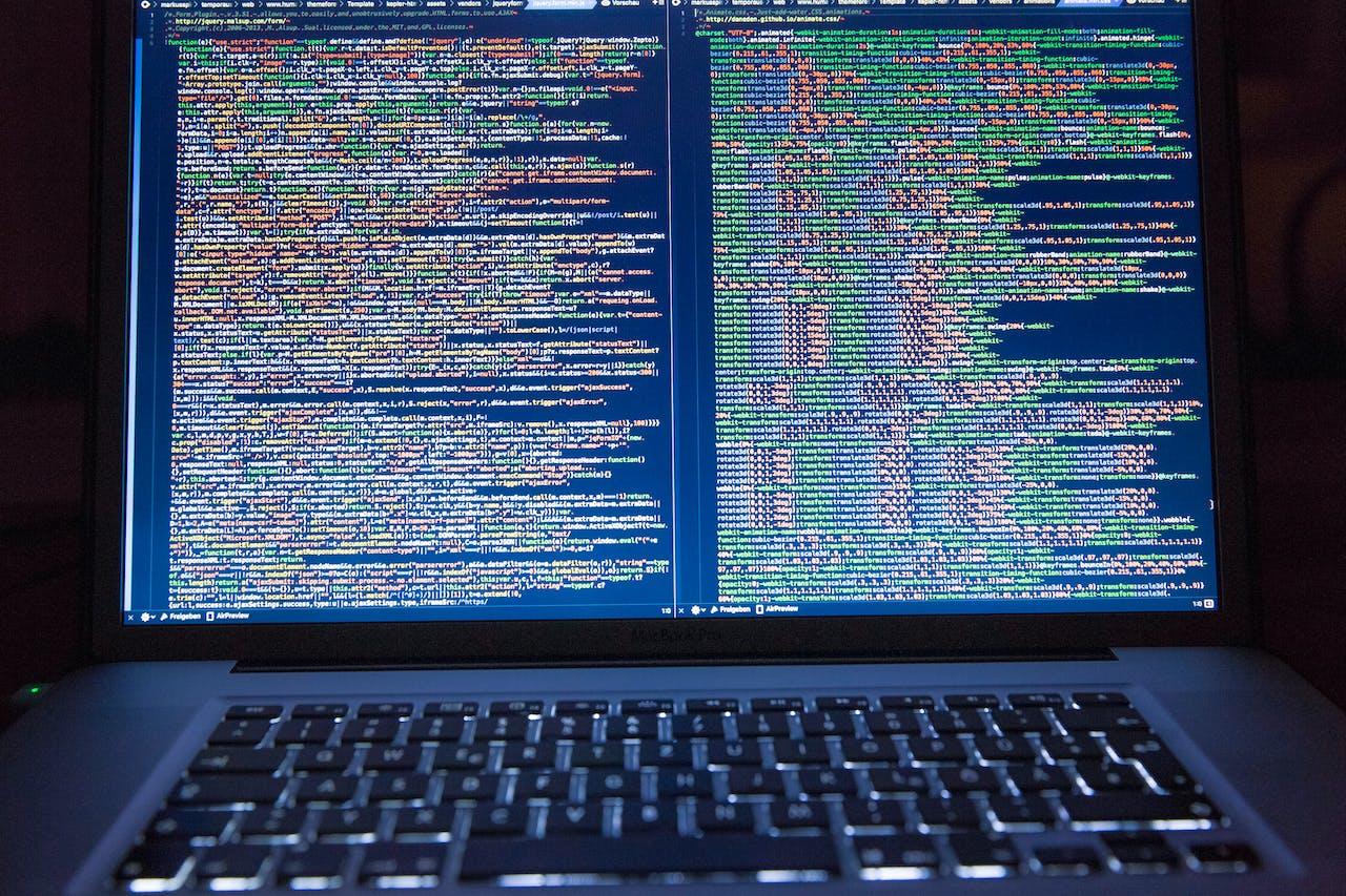 Ordenador con código de programación.