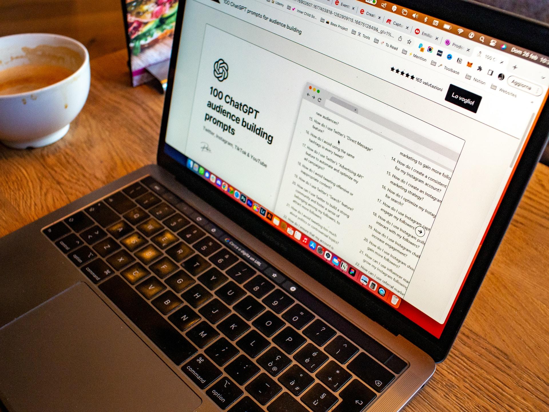 Computadora junto con taza de cafe