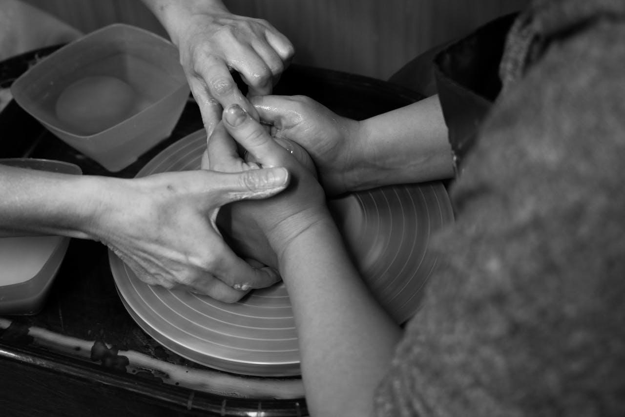 Tomándose de las manos sobre un torno.