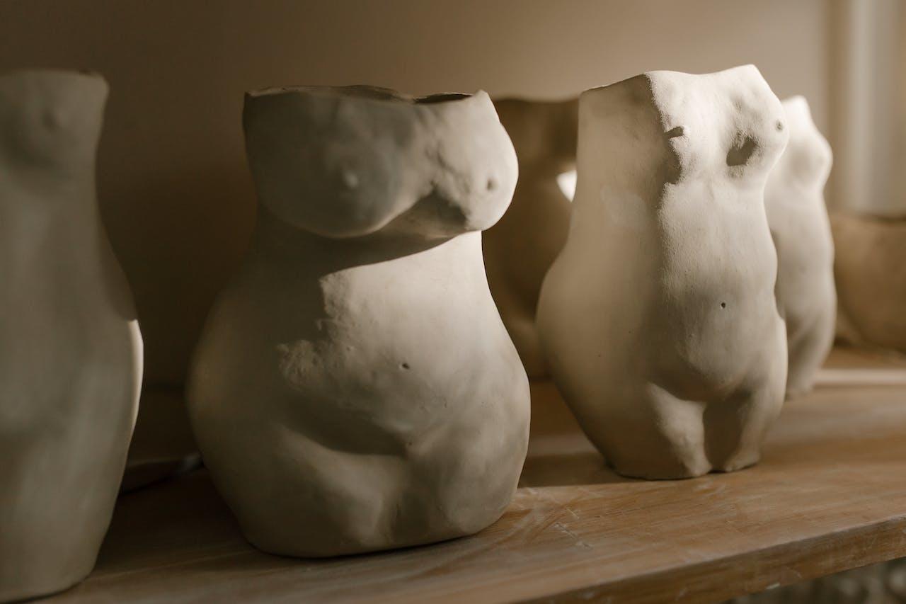 Esculturas de torsos de cerámica