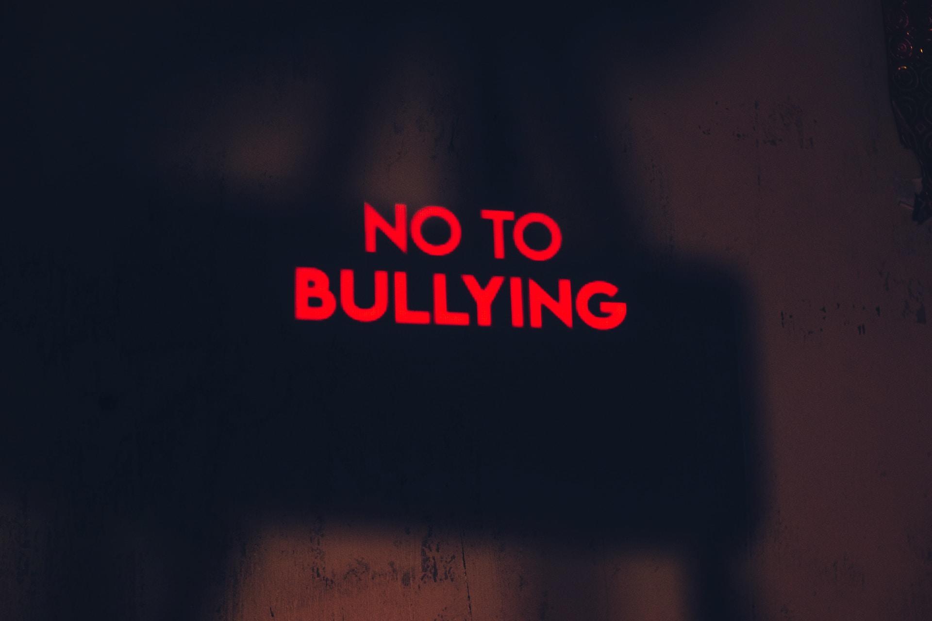 Cartel que dice "NO TO BULLYING"