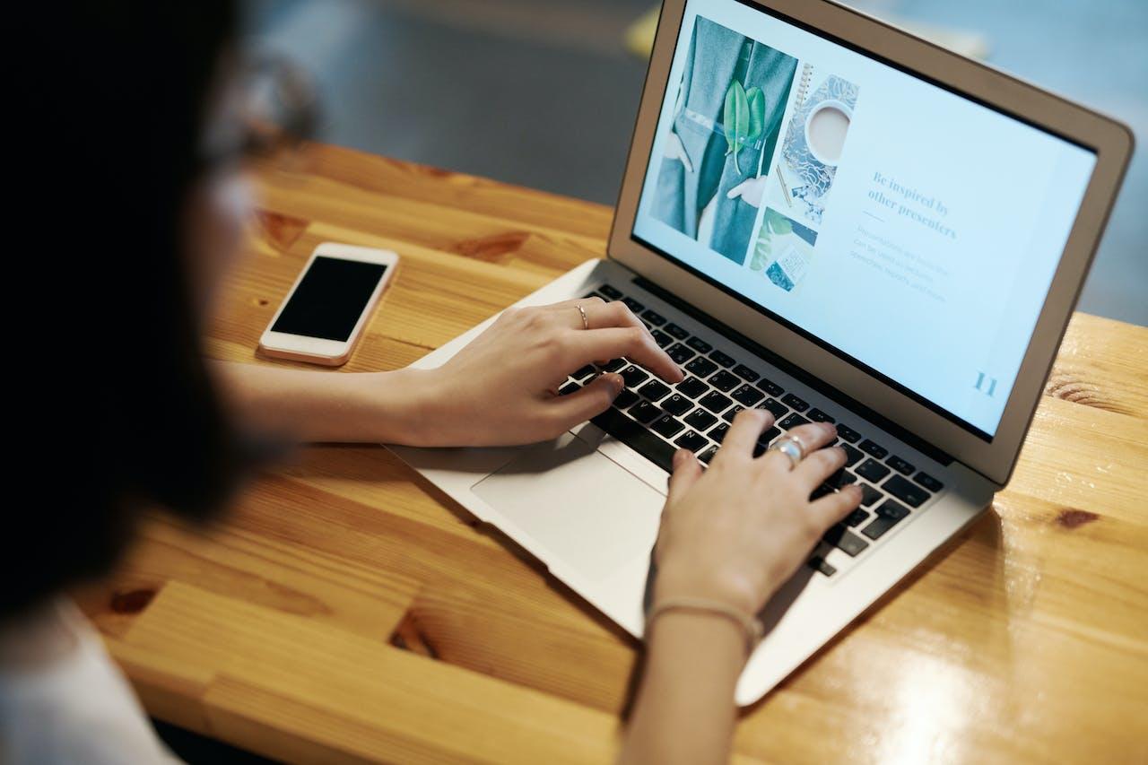 Manos sobre el teclado de una laptop. 