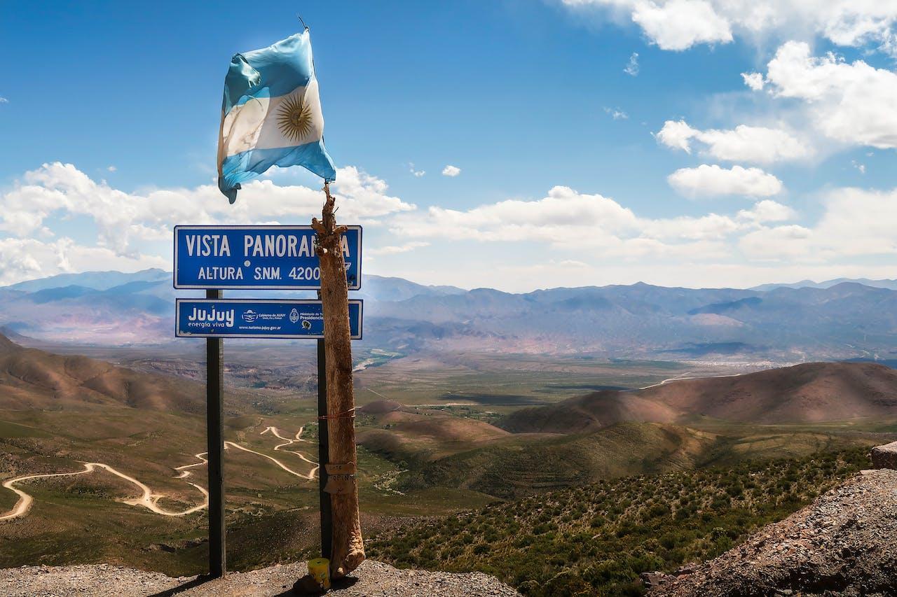 Paisaje, cartel y bandera de Argentina.