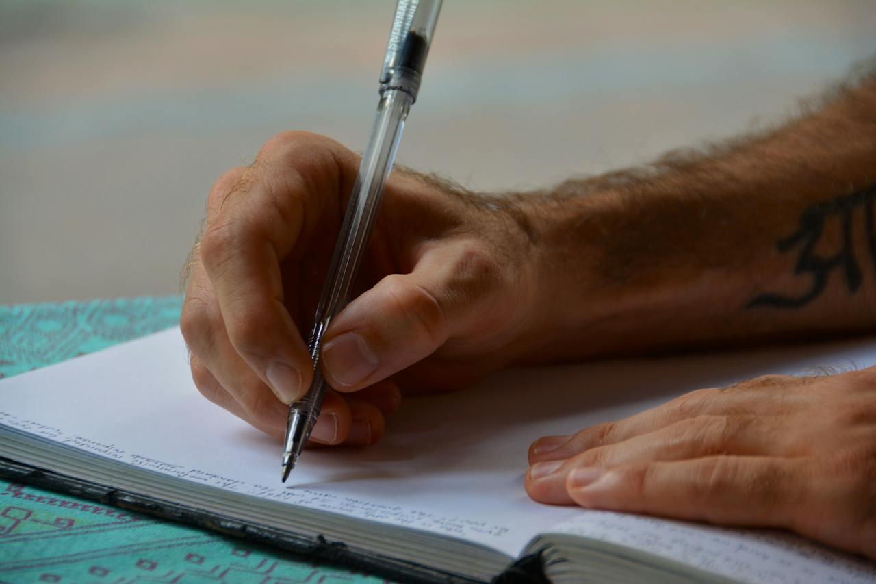 Persona escribiendo en un cuaderno