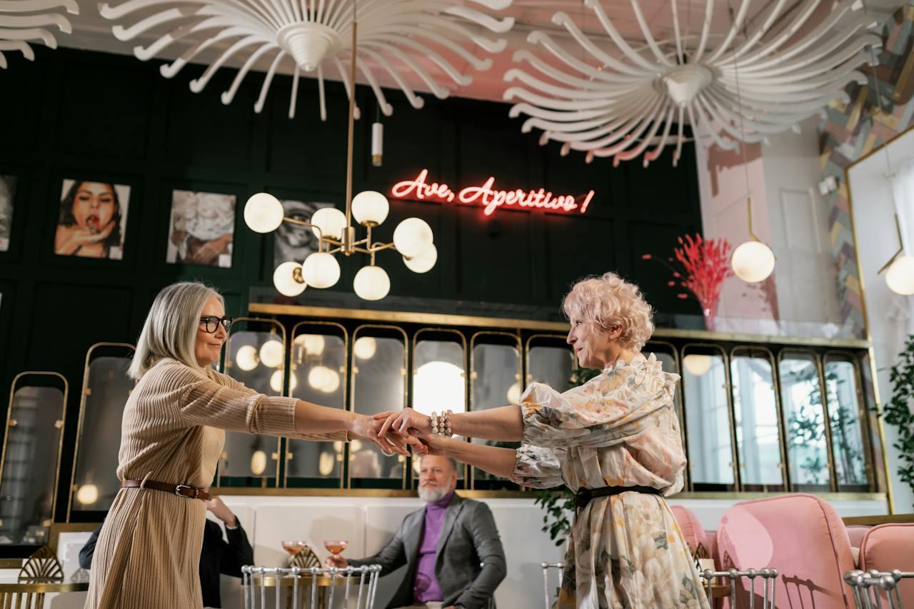 Dos mujeres tomadas de la mano.