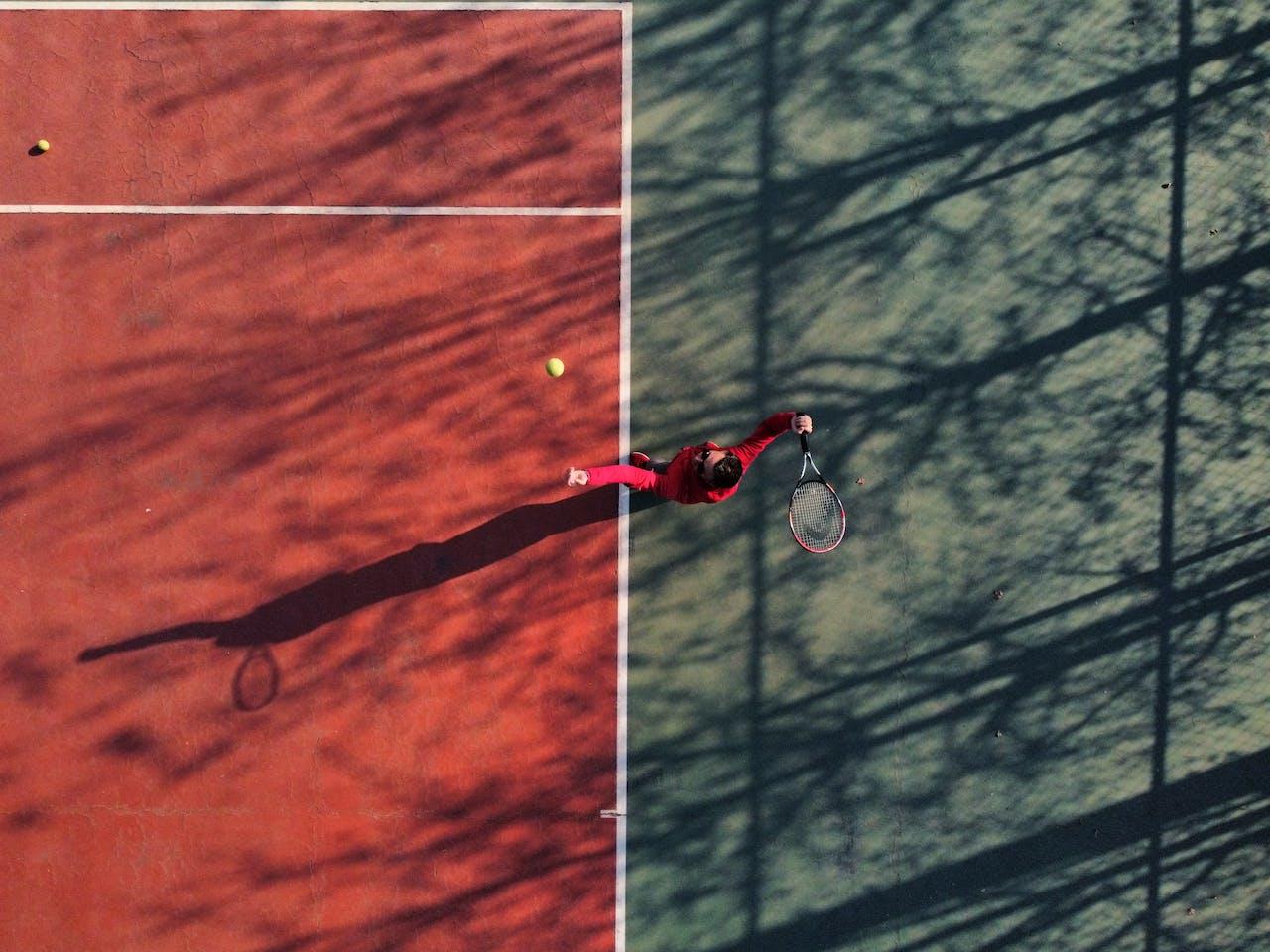 Persona parada en una cancha de tenis.