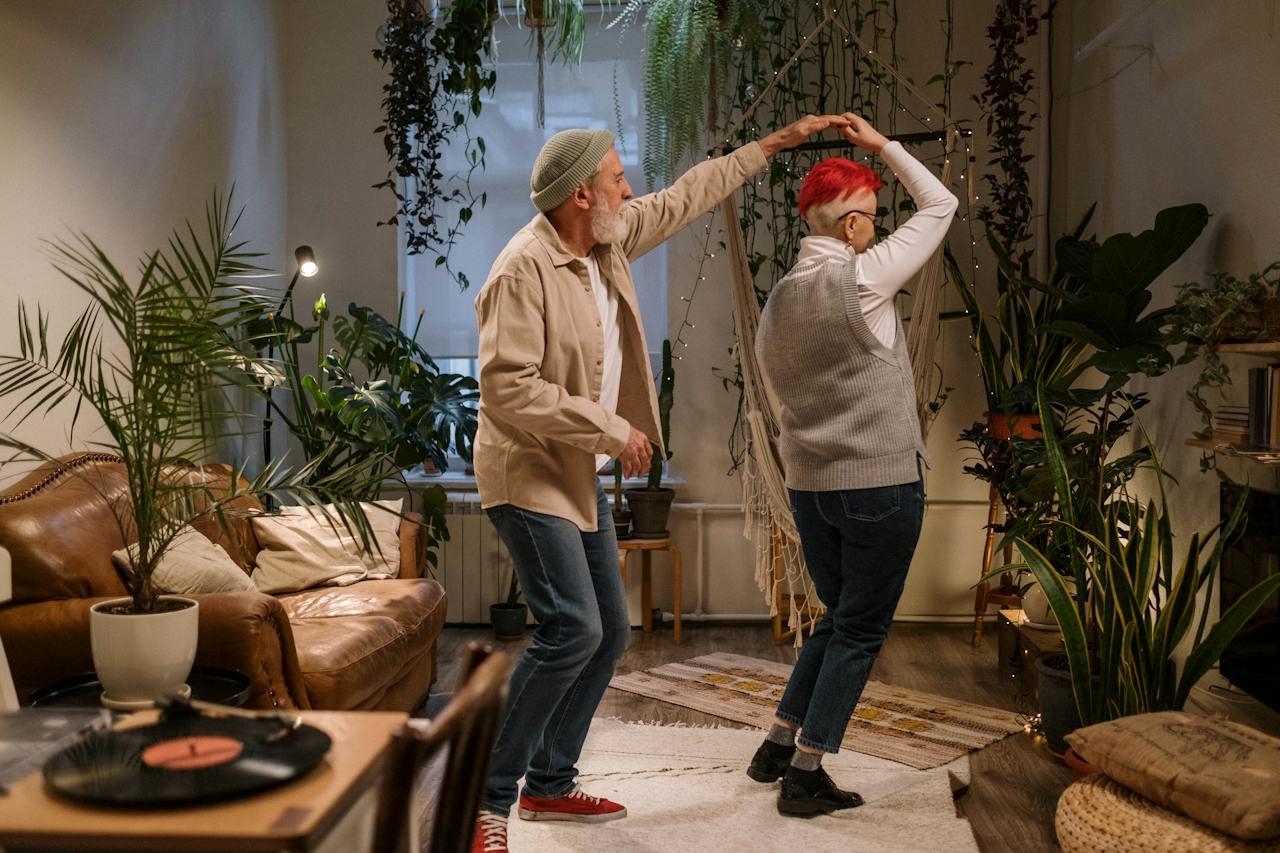 Pareja de adultos bailando.