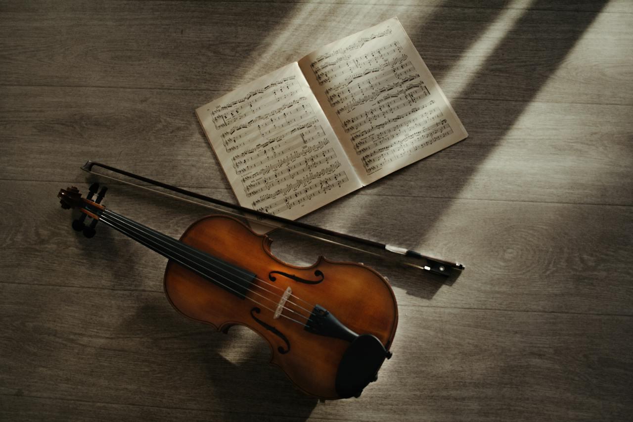Violín, arco y partitura.
