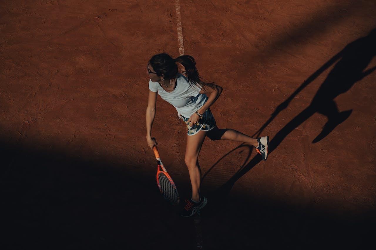 Mujer en la cancha de tenis.