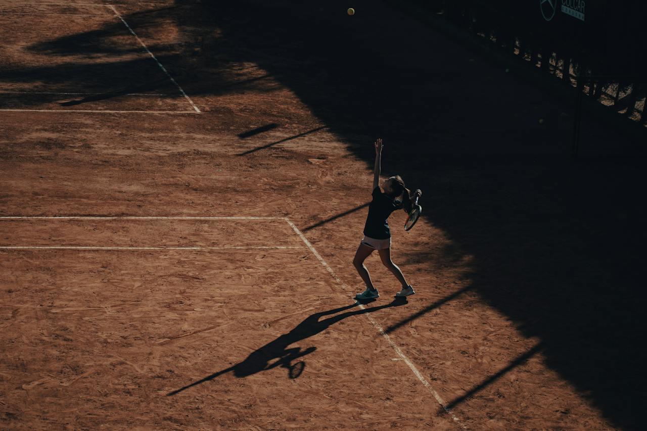 Persona parada en una cancha de tenis. 