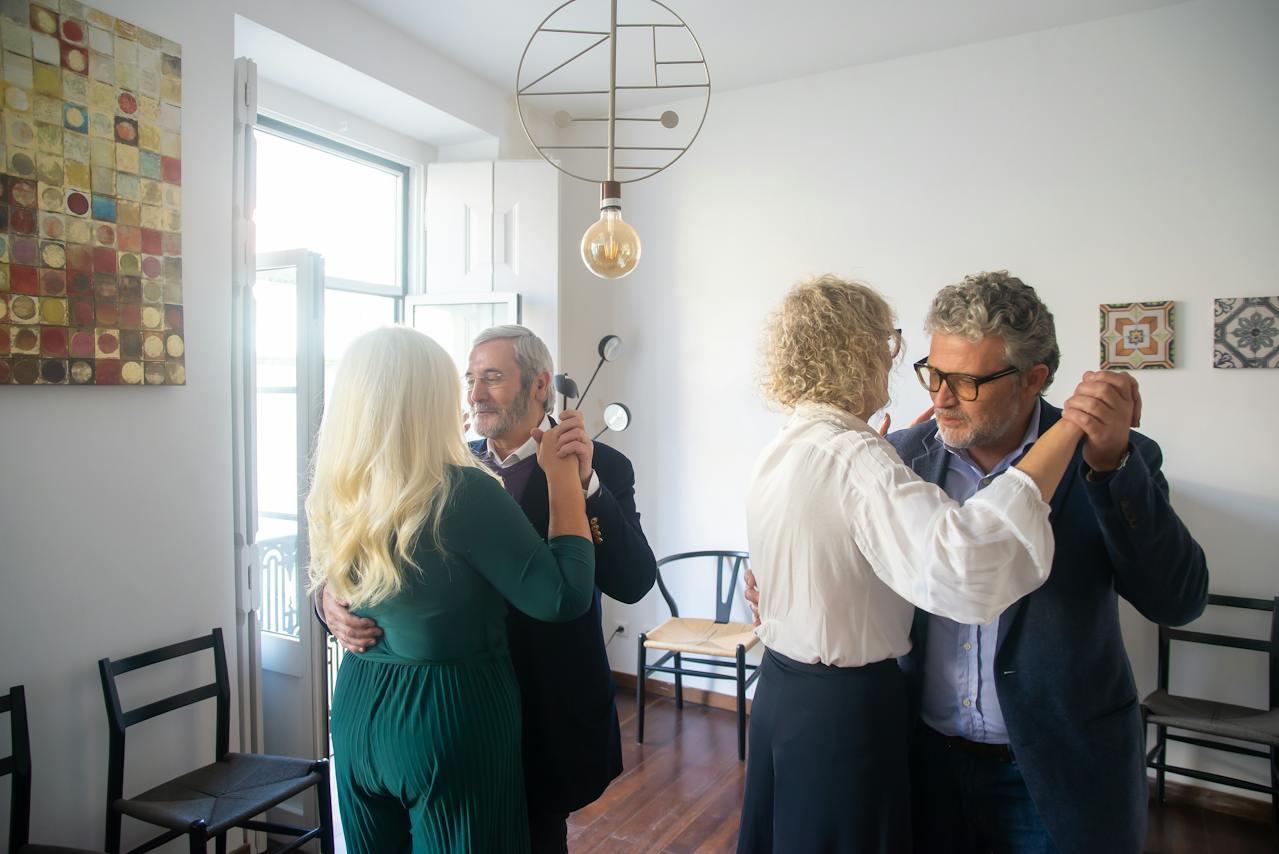 Parejas de adultos bailando.
